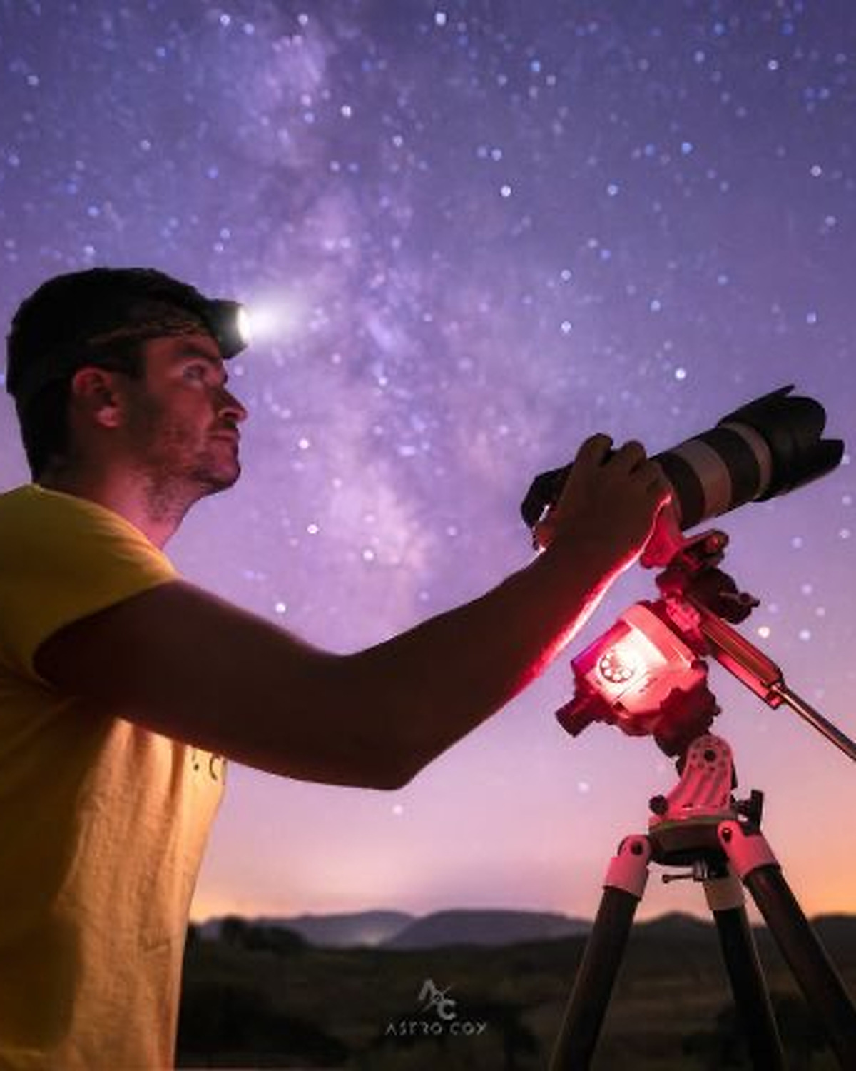 Jordi L. Coy realizando una sesión de astrofotografía bajo la Vía Láctea