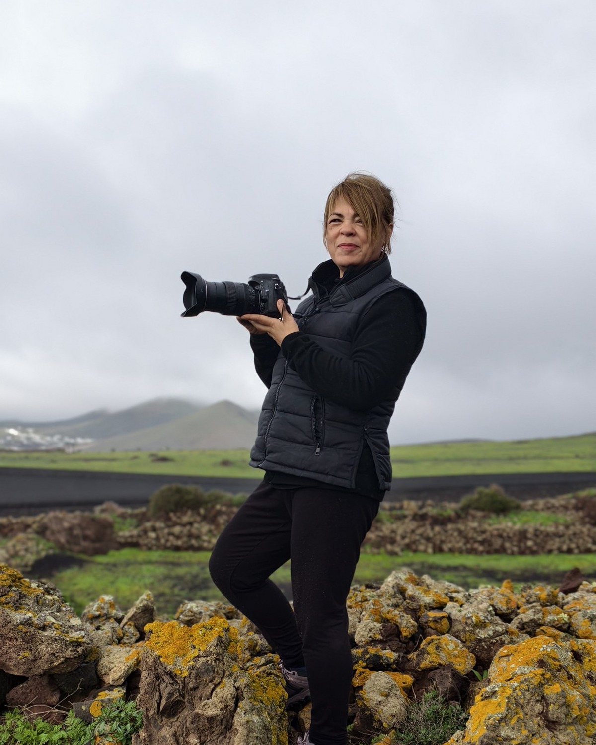 Rosa García con su cámara en un paisaje volcánico de Lanzarote