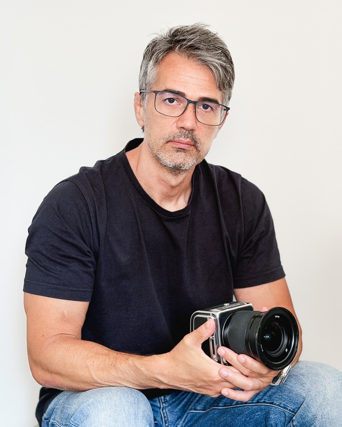 Retrato de Héctor Guerra con su cámara