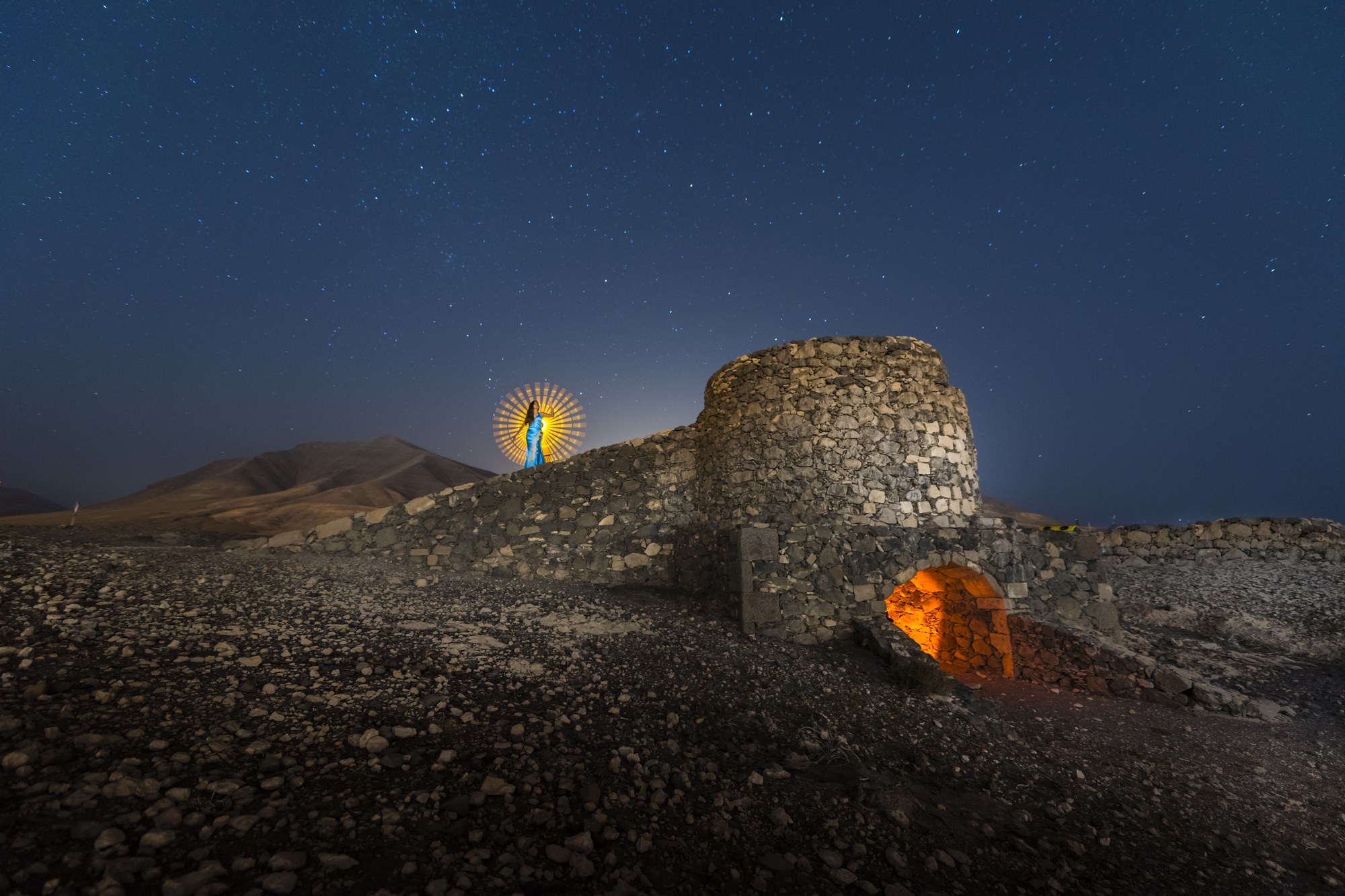 Ruinas de un horno de cal iluminadas bajo un cielo estrellado