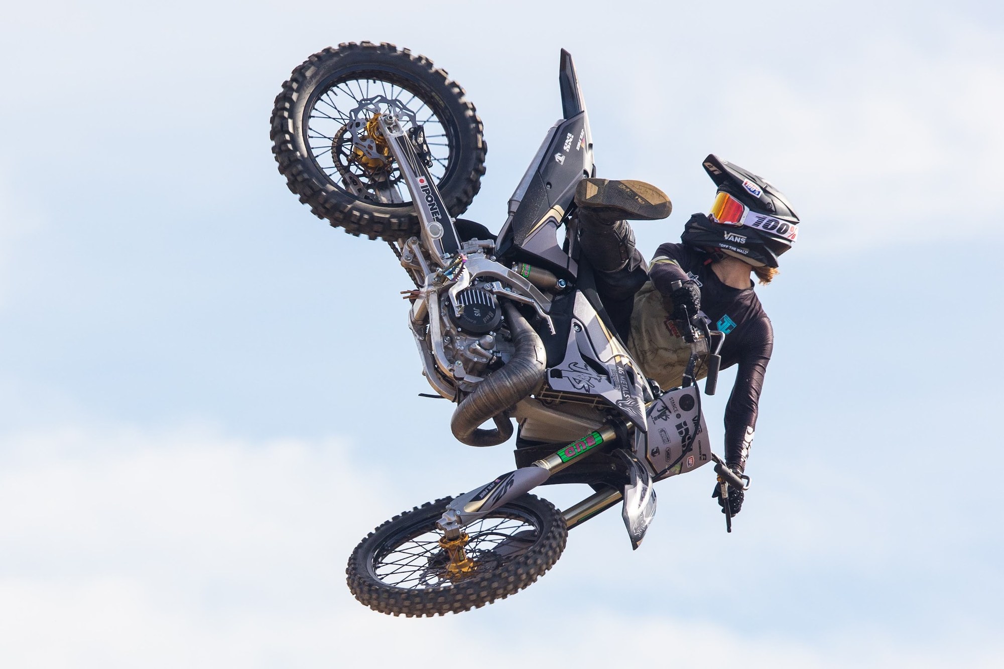 Piloto de motocross realizando una maniobra aérea