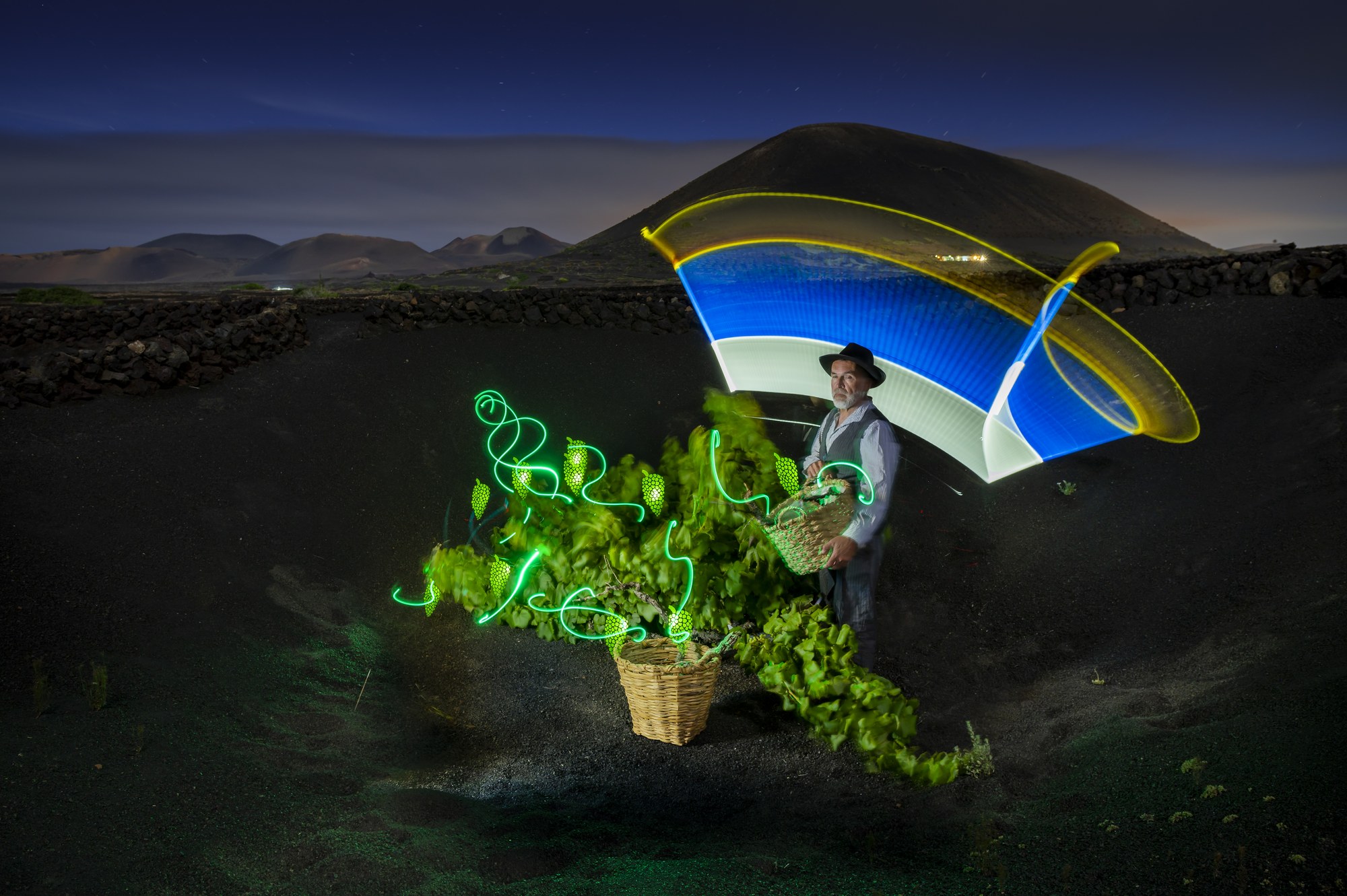 Vendimia nocturna iluminada con trazos de luz