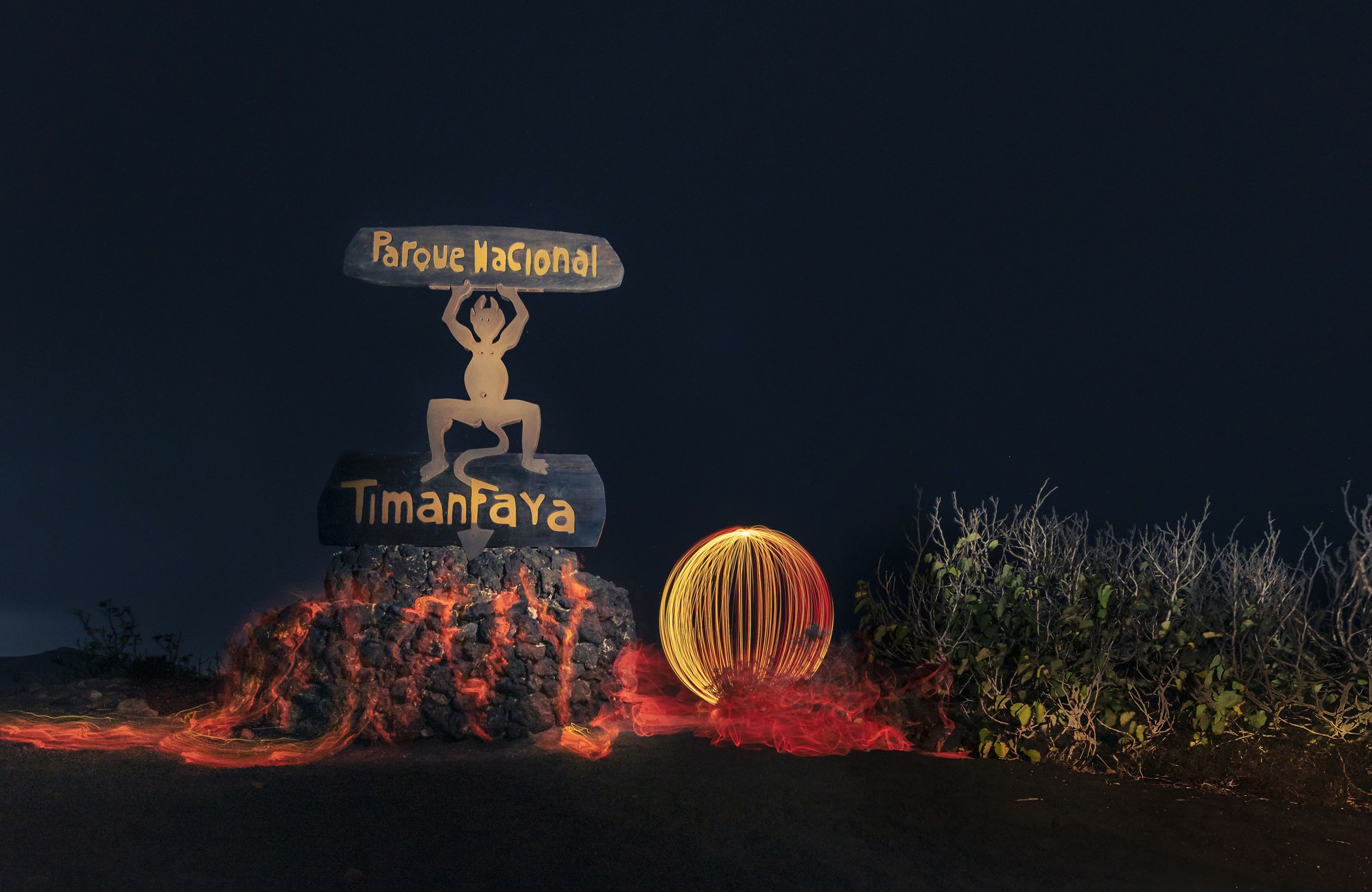Esfera de luz y trazos rojos en Timanfaya