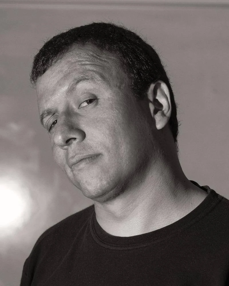 Retrato en blanco y negro de César, responsable de Duke Fotografía
