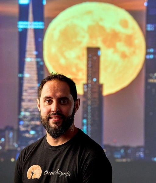 Retrato de Chechu Senís con una fotografía de la Luna al fondo