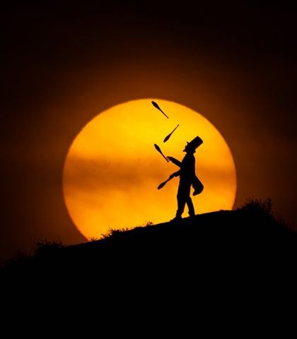 Silueta de una persona delante del Sol, fotografía de Chechu Senís