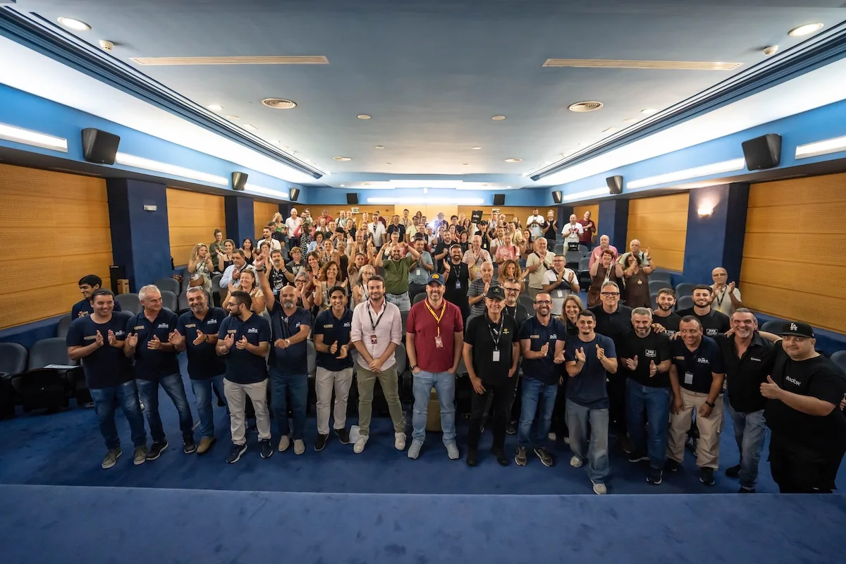 Foto de grupo de organización, participantes y asistentes al cierre de la edición anterior.