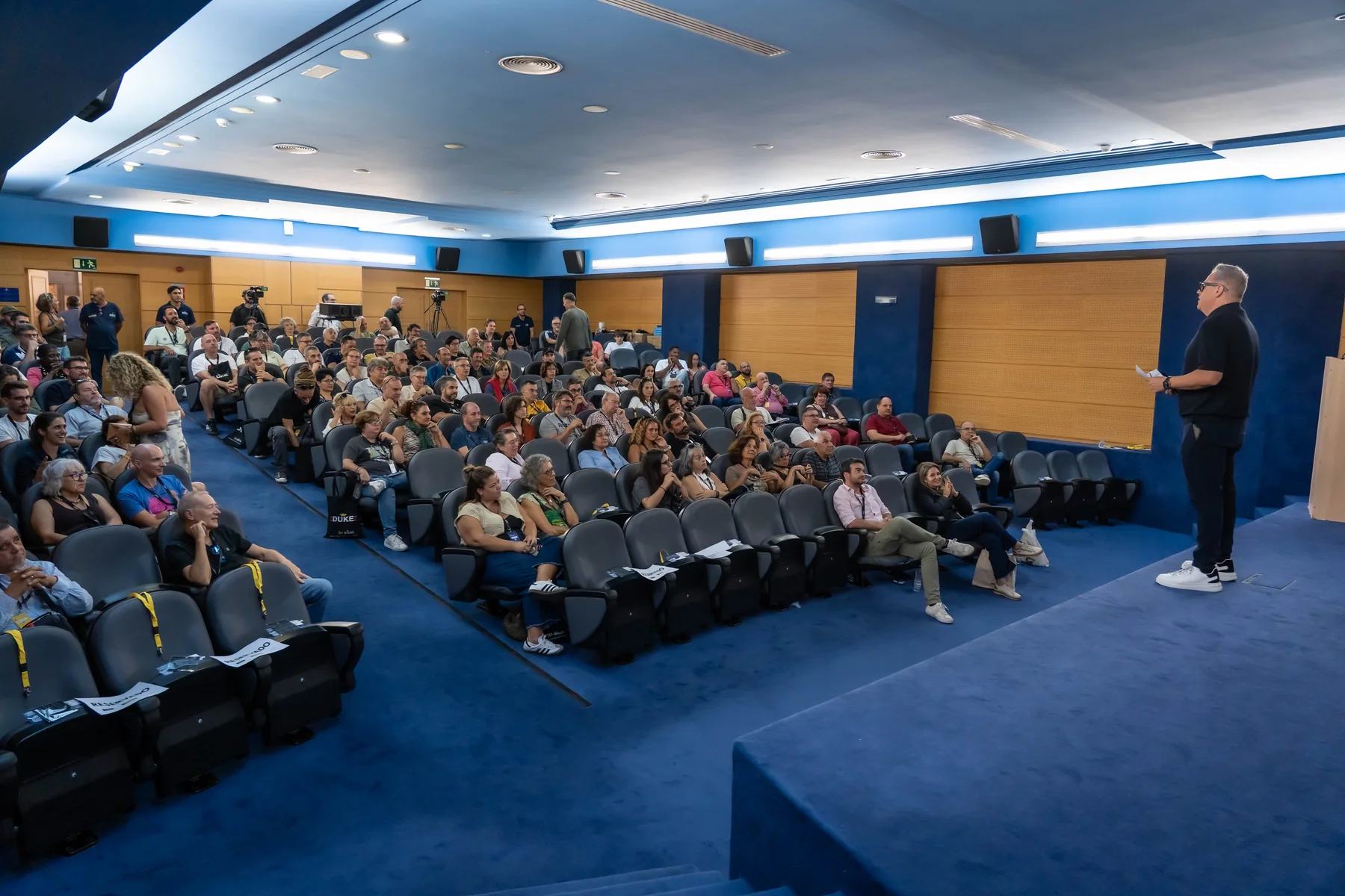 Una sesión formativa de la edición anterior con ponente y público en el auditorio.