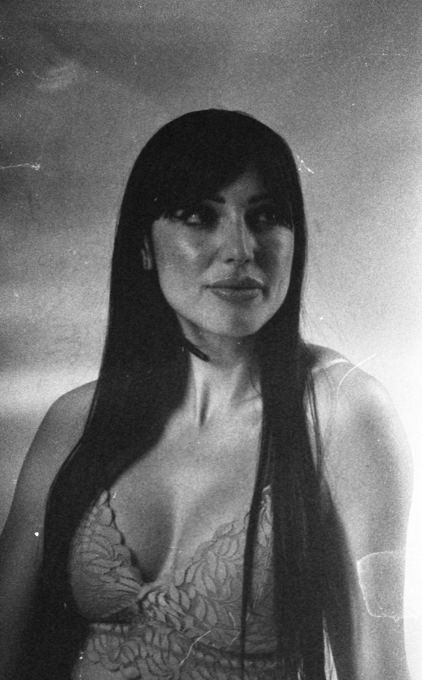 Retrato en blanco y negro de una mujer con cabello largo y flequillo