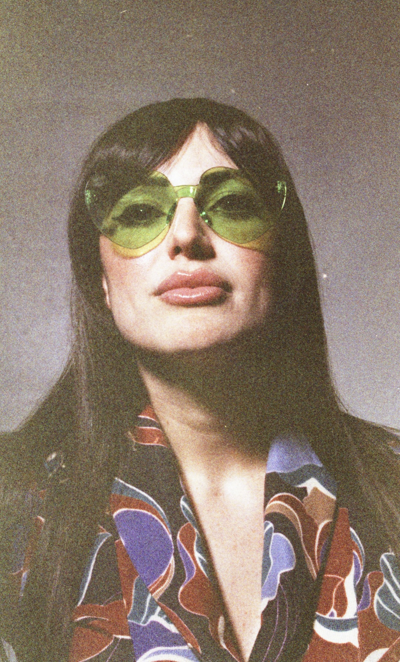 Retrato en color de una mujer con gafas verdes