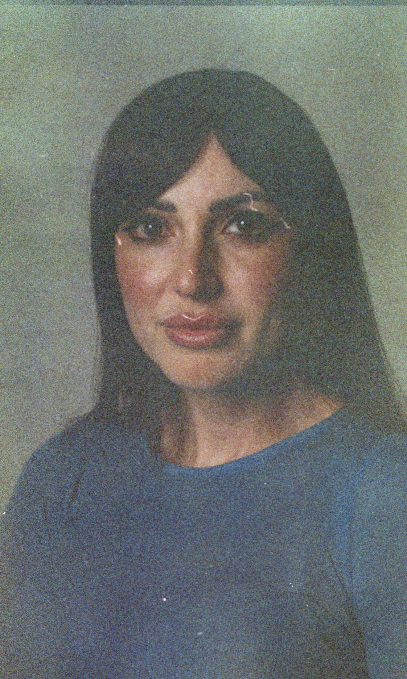 Retrato analógico en color de una mujer con camiseta azul