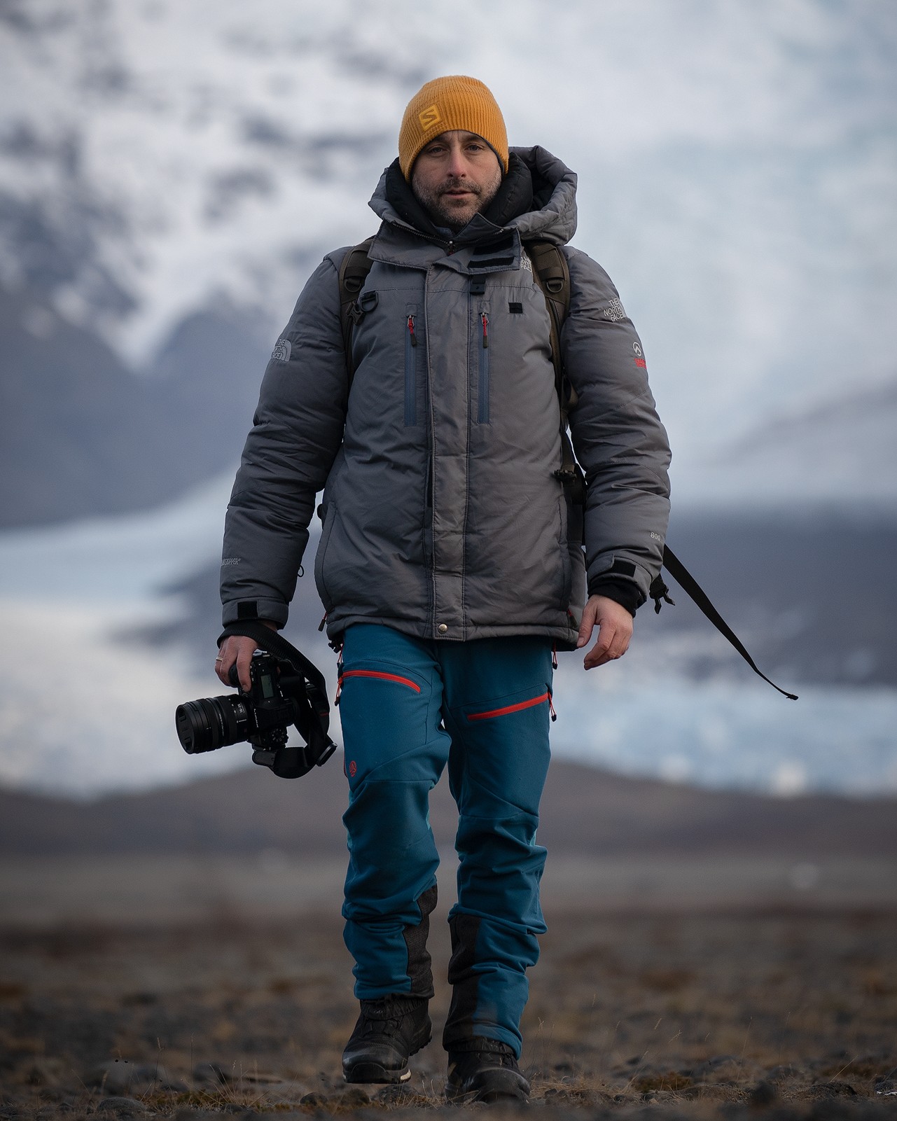 Retrato de Alejandro García Bernardo con una cámara en un paisaje nevado