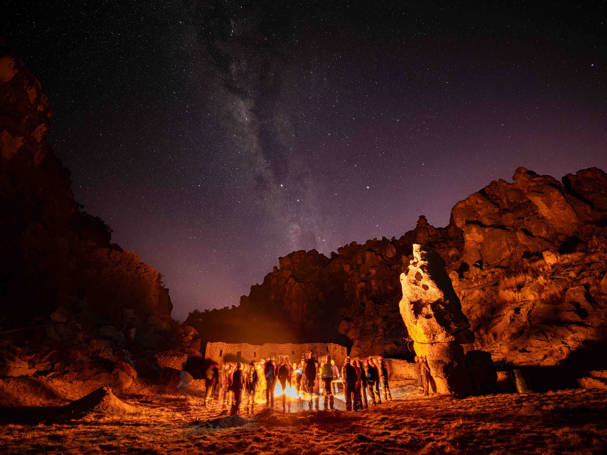 Fotografía nocturna de Arturo Rodríguez en un entorno rocoso bajo la Vía Láctea