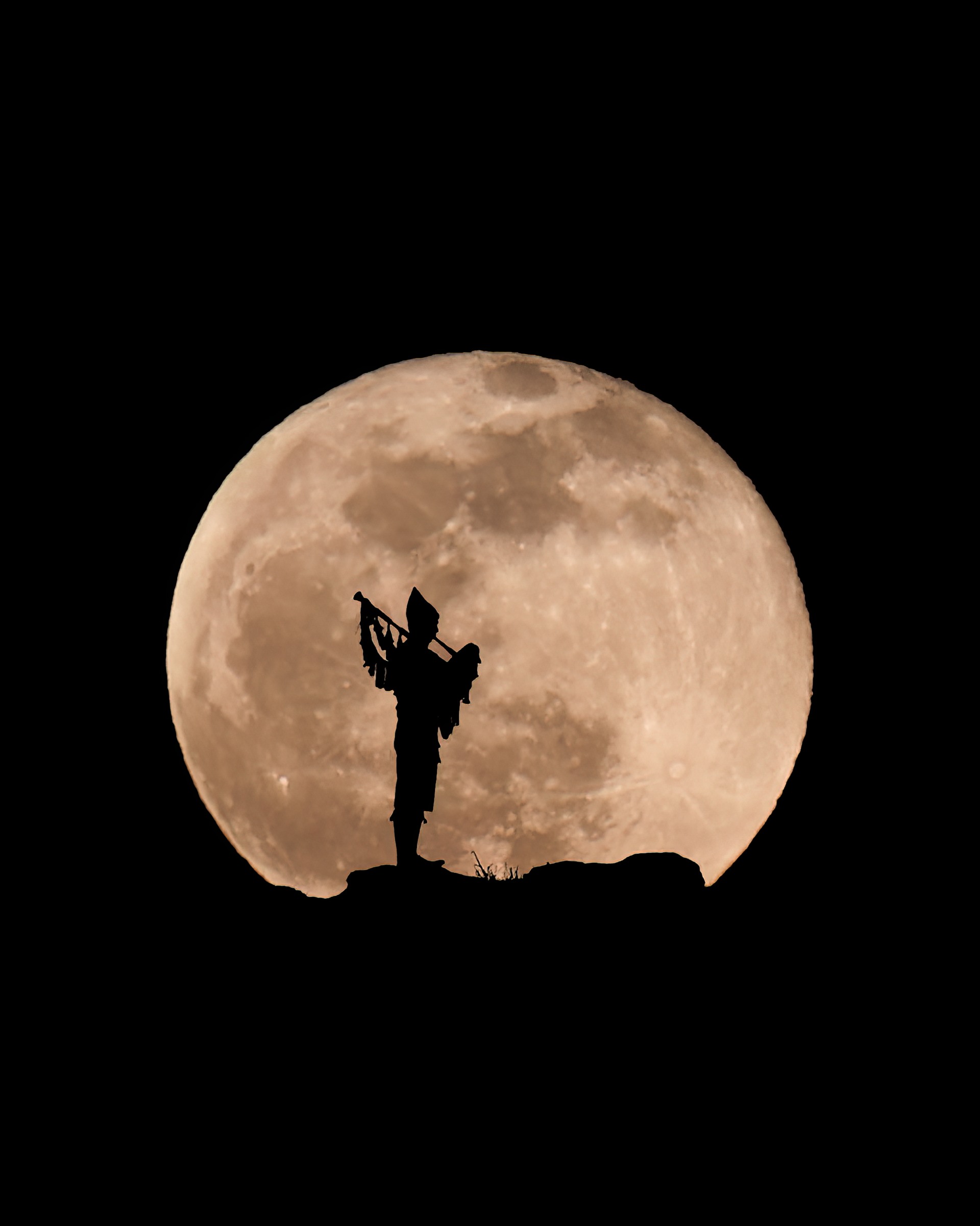 Silueta de una persona ante la Luna llena, fotografía de Chechu Senís