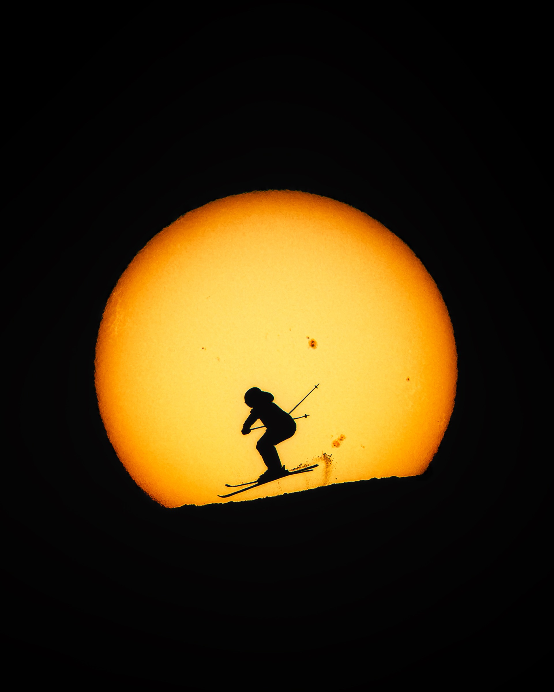 Silueta de un esquiador delante del Sol, fotografía de Chechu Senís