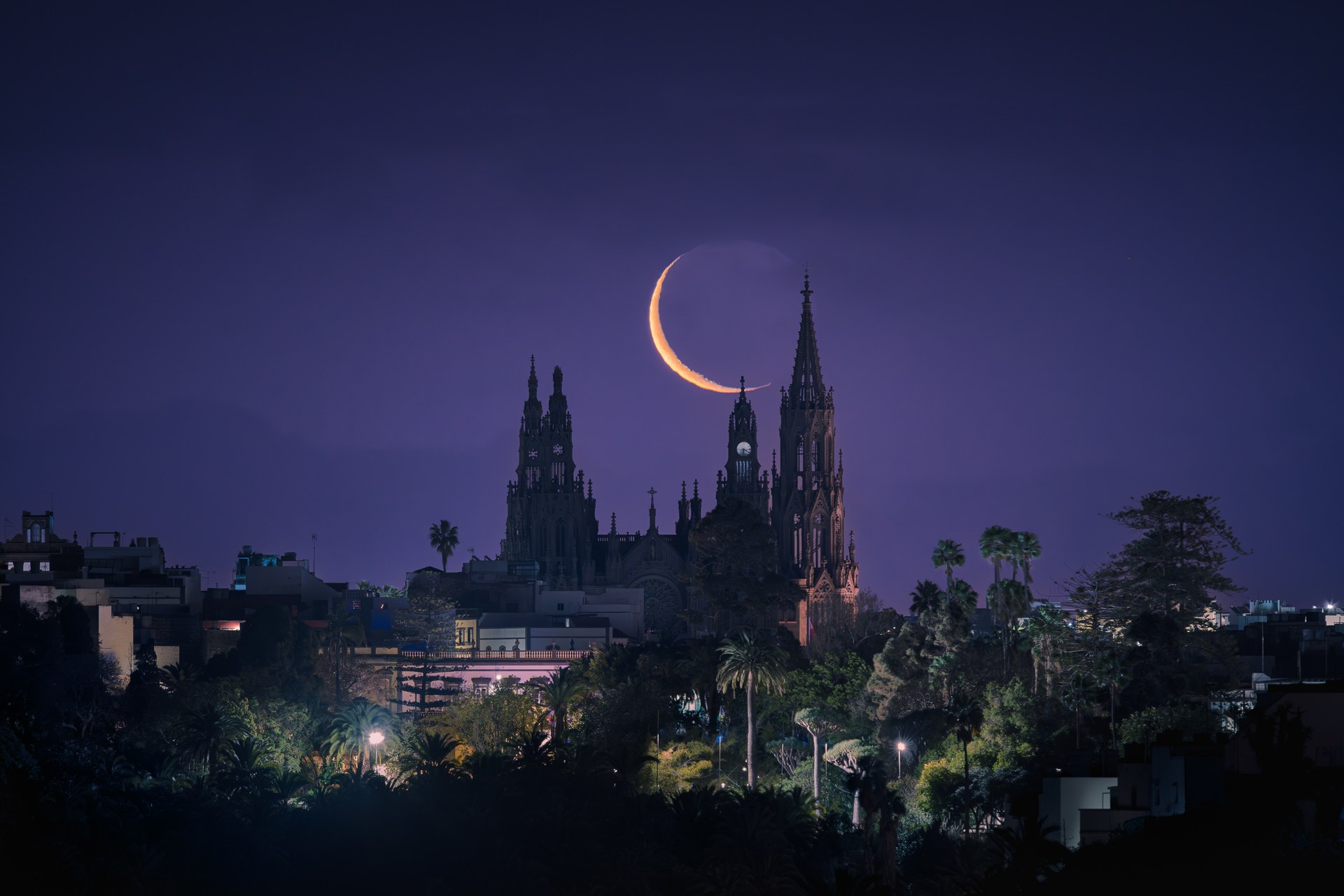 Catedral iluminada bajo una luna creciente, fotografía de David Rodríguez