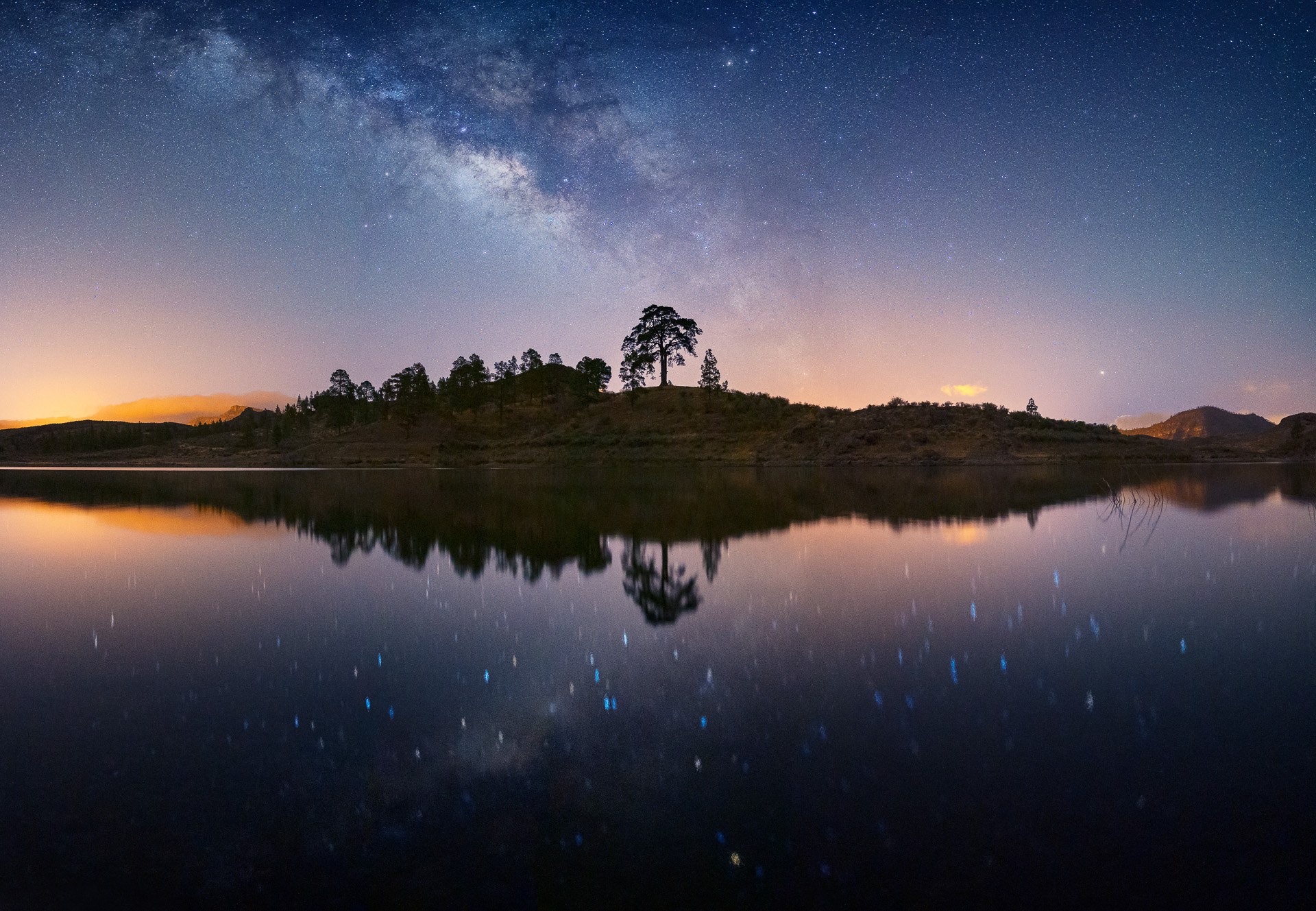 Vía Láctea reflejada sobre un lago, fotografía de David Rodríguez